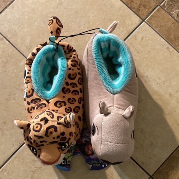 Disney Encanto plush slippers - Picture 2 of 12